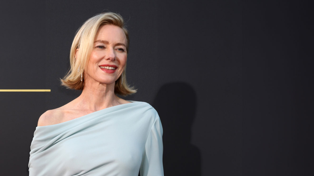 Schauspielerin Naomi Watts, 55 hat eine weltweite Community ins Leben gerufen, in der ü50-Frauen ihre Erfahrungen austauschen können, und bietet mit „Stripes“ eine Produktlinie an, die reife Schönheit unterstreicht.