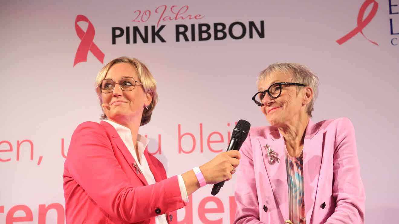 Mit Moderatorin Birgit Fenderl auf der Bühne bei der Pink Ribbon-Gala, bei der sie zur Frau des Jahres ausgezeichnet wurde. 