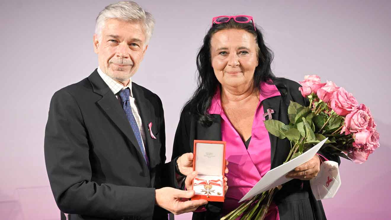 Parlamentsdirektor Harald Dossi mit Doris Kiefhaber, Geschäftsführerin Österreichische Krebshilfe.