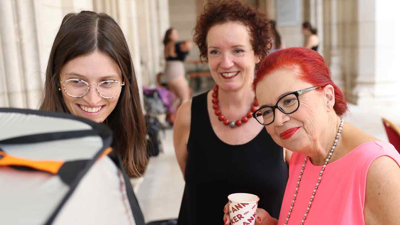 Die Fotosssistentin Inge Praders, Kristina Hametner und eine glückliche Gewinnerin.