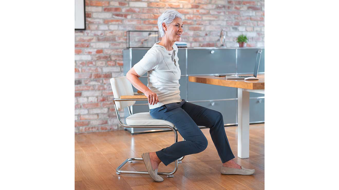 Setz dich auf der Stuhlkante, setz dich mal auf die rechte, mal auf die linke Gesäßhälfte, benutze die Armlehnen oder stütze dich am Schreibtisch ab. Ändere deine Sitzposition jede halbe Stunde. 