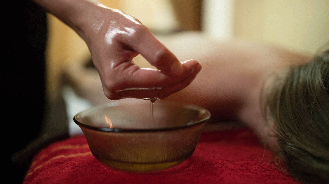 Als traditionelle Entgiftungsform nutzt die ayurvedische Lehre seit vielen Jahrtausenden Ölanwendungen am ganzen Körper. Eine einfache Anwendung für den Alltag ist das morgendliche Ölziehen.