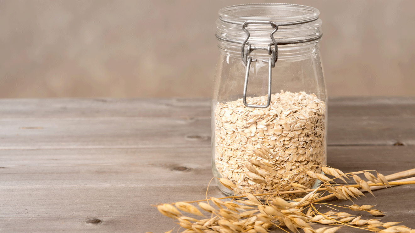 Hafer hilft beim Entlasten der Leber und hat im Vergleich zu anderen Weizenprodukten einen sehr hohen Ballaststoffanteil und viel Eiweiß – das ist besonders wichtig, damit beim Fettabbau die Muskelmasse erhalten bleibt.