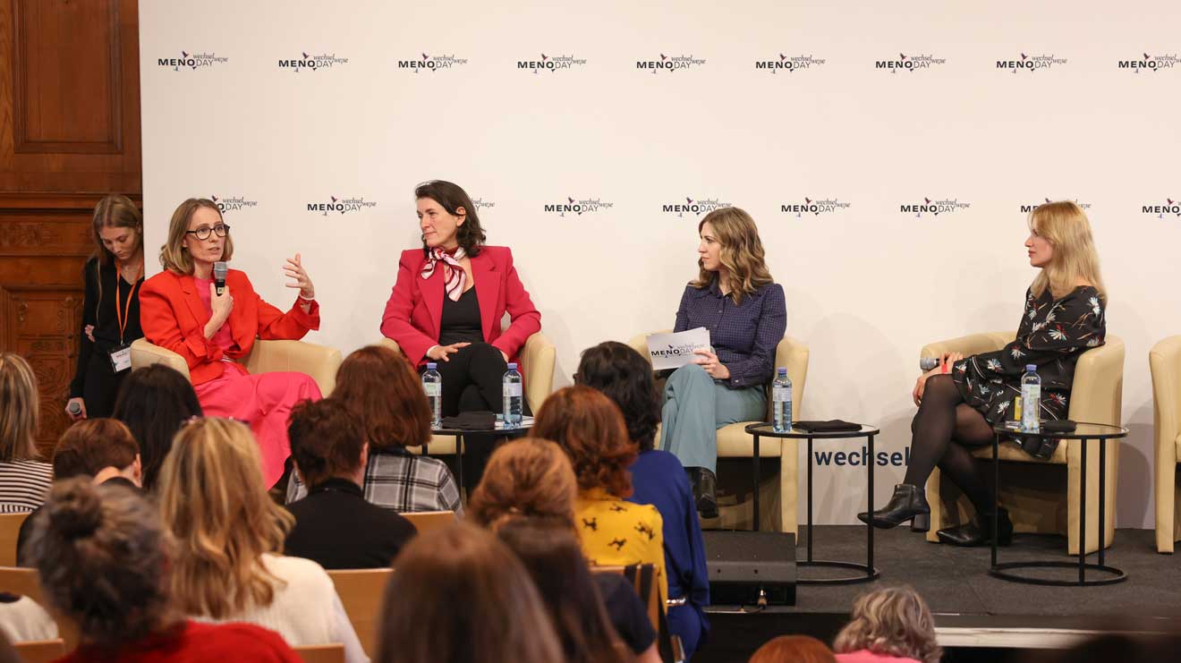 Panel "Ernährung, Verdauung, lästige Kilos: Warum wir im Wechsel so leicht zunehmen und was uns jetzt gut tut" mit Susanne Liedtke, Nathalie Karré, Birgit Brieber und DDr. Elisabeth Roider (von links nach rechts).