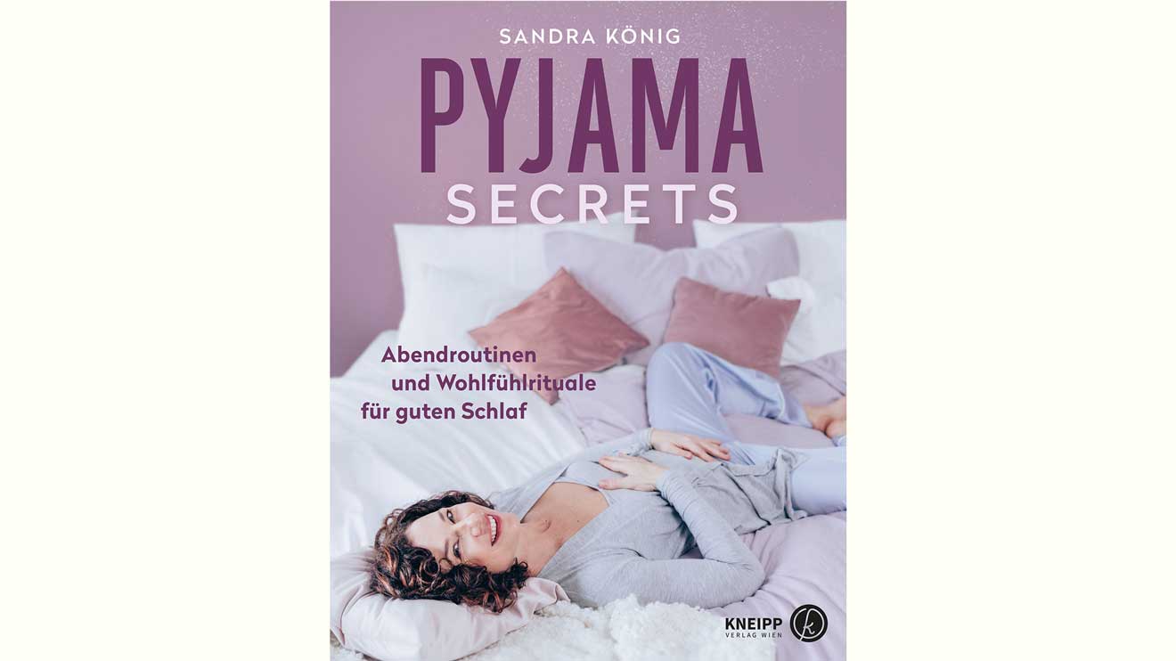 Dank eines bewussten Lebensstils hat Autorin Sandra König es geschafft, wieder kraftvoll durchs Leben zu gehen. Ihre Erkenntnisse teilt sie in ihrem Buch "Pyjama Secrets – Abendroutinen und Wohlfühlrituale für guten Schlaf".