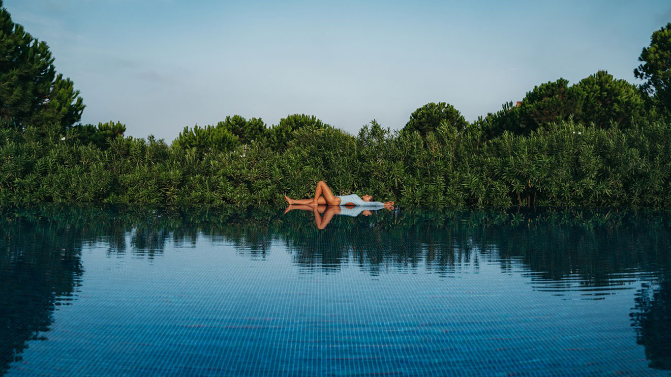 Costa Navarino, eine Region im Südwesten des Peloponnes, kündigte im Frühjahr 2024 etwa das erste exklusive, transformative Wellness-Retreat an, das sich auf Hormongesundheit konzentriert und Frauen in den Wechseljahren unterstützt.