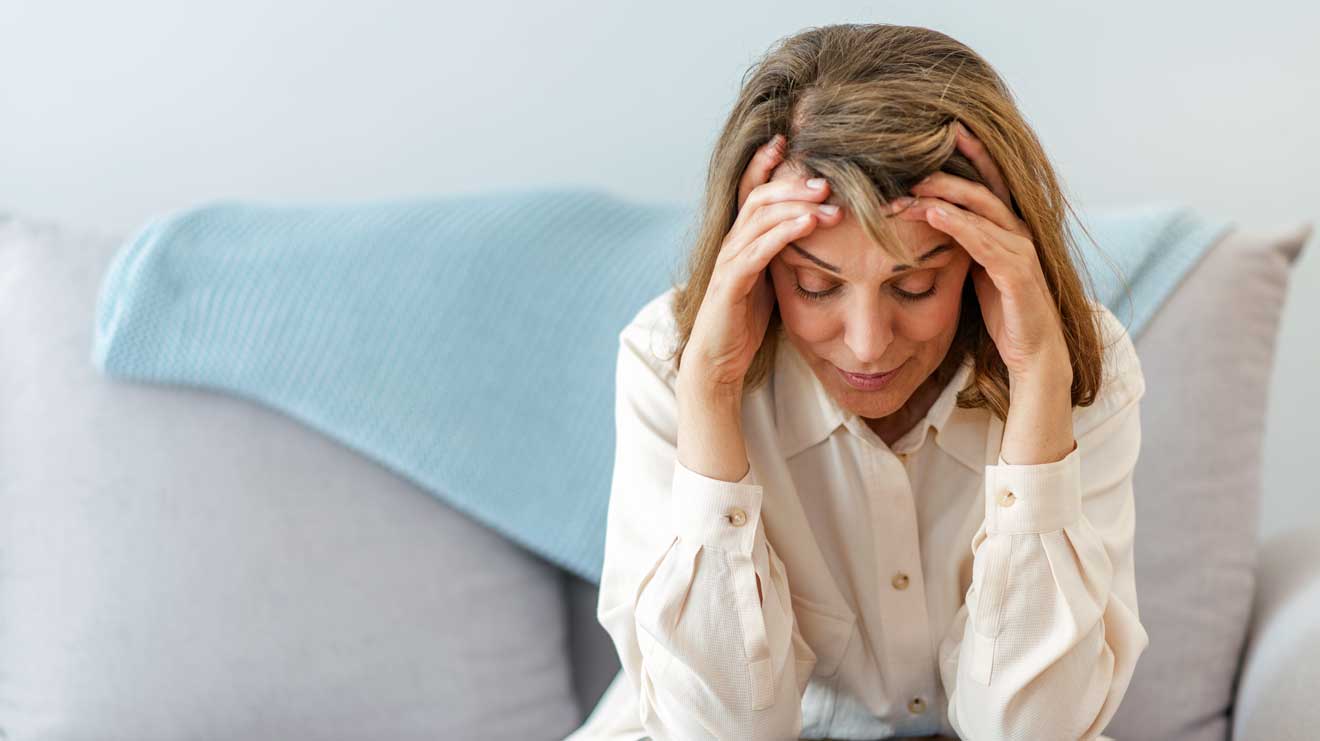 Es ist möglich, dass eine Covid-Erkrankung menopausale Beschwerden akuter oder stärker hervorrufen und diese auch verlängern könnte.  - iStock/ljubaphoto