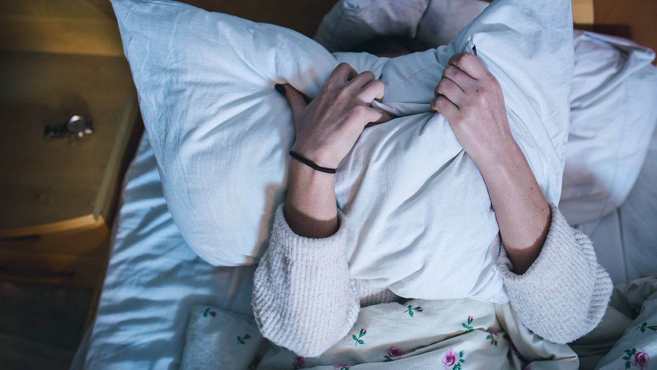 Nicht wenige Frauen wachen nachts mehrmals auf, häufig mit Harndrang und Hitzewallungen, und benötigen einige Zeit, um wieder einschlafen zu können. - iStock/sestovic