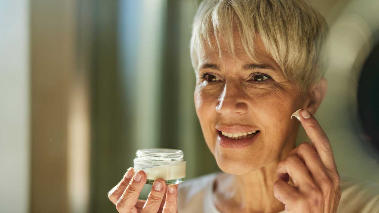 Mit der richtigen Anwendung und etwas Geduld kann man mit Peptiden die natürliche Schönheit der Haut länger bewahren und sichtbar verbessern. - iStock/skynesher