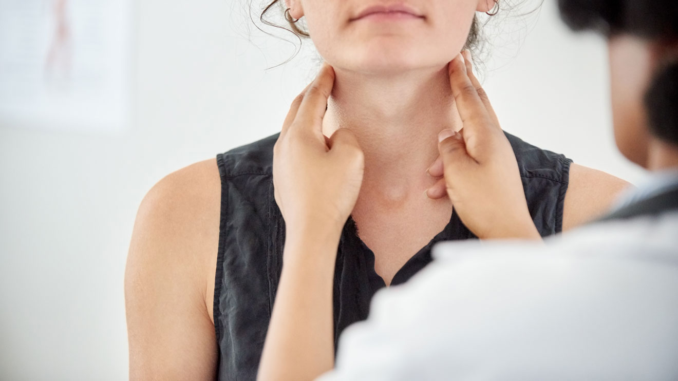 Bei der Schilddrüsenunterfunktion handelt es sich um eine der häufigsten hormonellen Störungen, die unmittelbar Einfluss auf den Stoffwechsel nehmen. Insbesondere Frauen sind betroffen und dabei deutlich häufiger als Männer.  - iStock/AJ_Watt