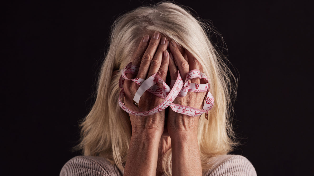 Eine ständige Beschäftigung mit dem Essen und dem Körpergewicht kann Frauen in der Menopause triggern und zu gestörtem Essverhalten führen. - iStock/Jacob Wackerhausen