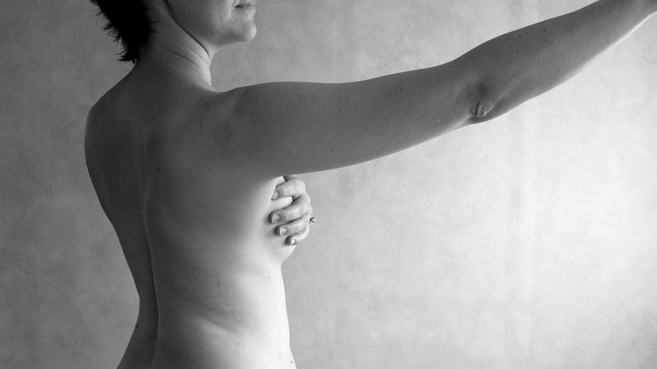 Hat die Brust durch Schwangerschaft oder altersbedingt nachgegeben kann eine Bruststraffung vorgenommen werden. Dabei werden die Brüste gehoben und die Brustwarzen in eine höhere Position gebracht.  - istock/ marthadavies