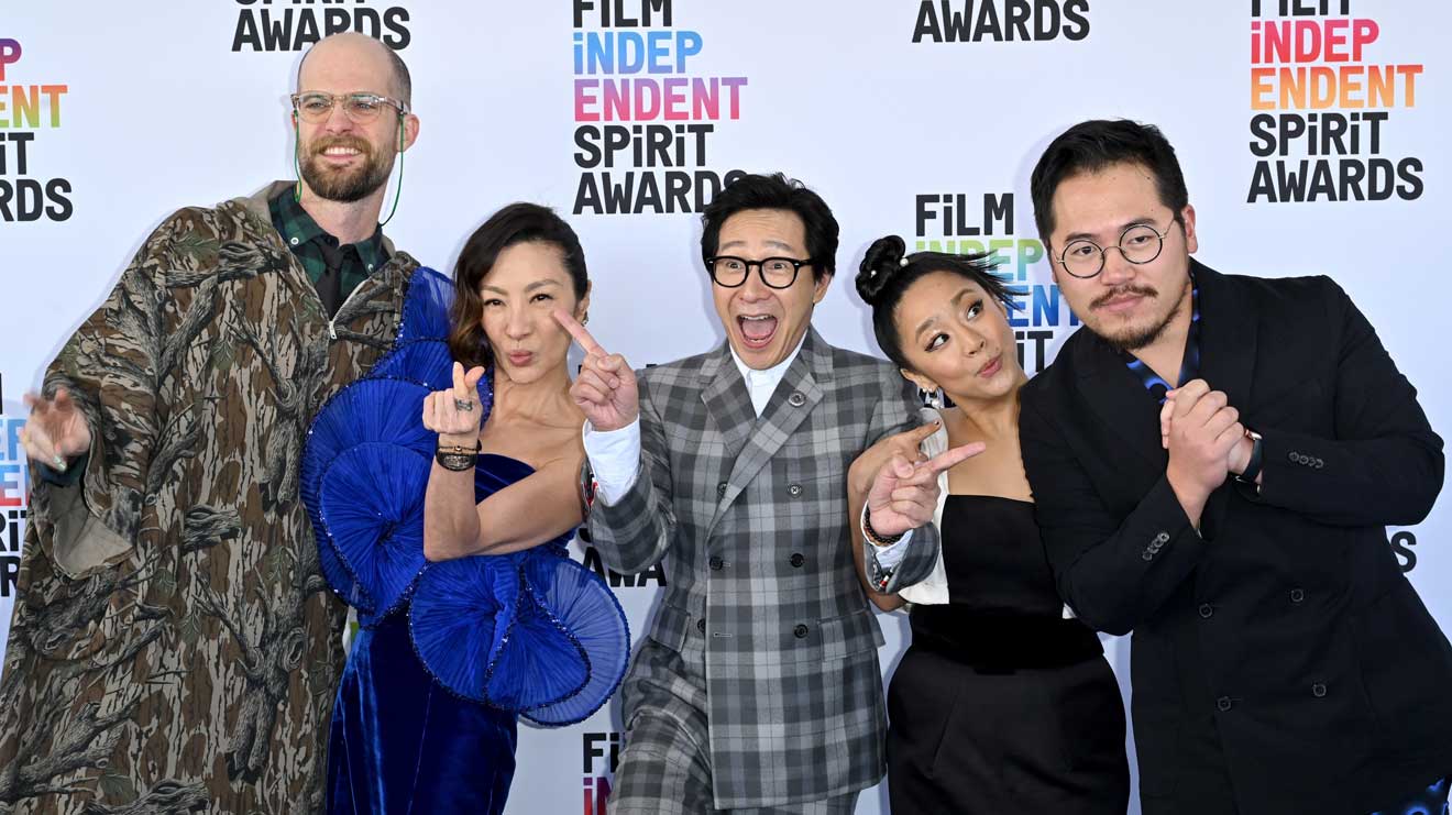 Oscar-Preisträgerin Michelle Yeoh (zweite von links): „Ältere Frauen können immer noch verrückten Abenteuer erleben! Selbst wenn die Leute nichts anderes aus diesem Film lernen: Ich hoffe, das ist es!" 